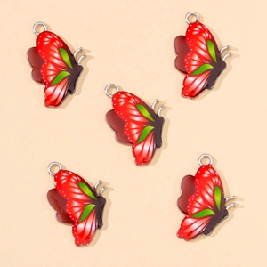 Détail de cinq pendentifs papillon rouge et noir avec rayures vertes pour bijoux DIY