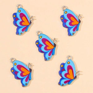 Cinq pendentifs papillon en émail bleu avec motifs de cœur et boucles en métal argenté