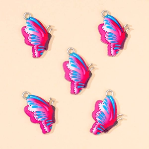 Détail de pendentifs papillons colorés avec anneaux métalliques pour bijoux faits main