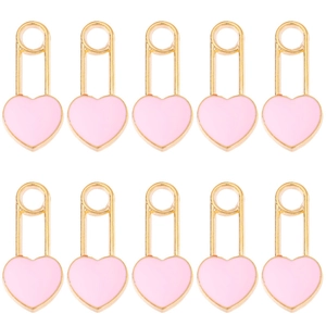 Detailansicht von zehn rosa Herz-Büroklammer-Anhängern aus Goldlegierung für DIY-Schmuck