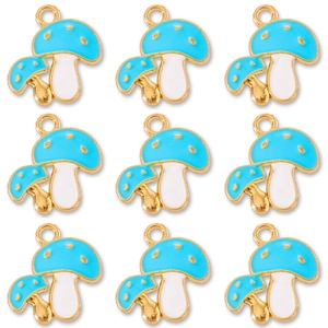 Detalle de nueve dijes de hongos azules con bordes dorados para crear joyas personalizadas