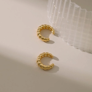 Chics boucles d'oreilles créoles torsadées plaquées or 18K avec motif croissant texturé