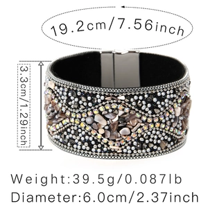 Vista detallada de la pulsera bohemia con piedras grises, perlas y dimensiones del cierre magnético