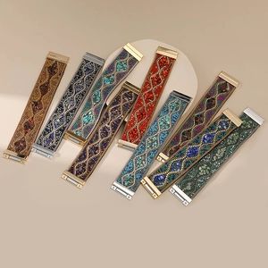 Detalle de pulseras boho multicapa con piedras naturales de colores y cierres magnéticos
