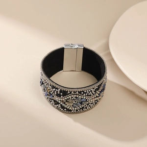 Detalle de brazalete bohemio con piedras naturales azules y cierre metálico imantado