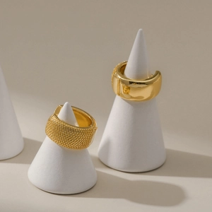 Klassische Ohrringe mit 18K Goldbeschichtung in gehämmerten und glatt polierten Oberflächen