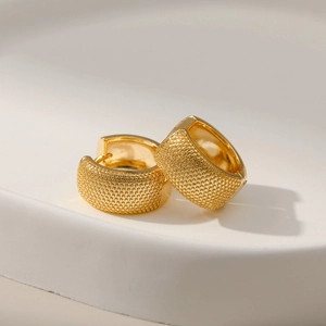 Minimalistische 18K vergoldete Creolen mit strukturierter Oberfläche auf Display