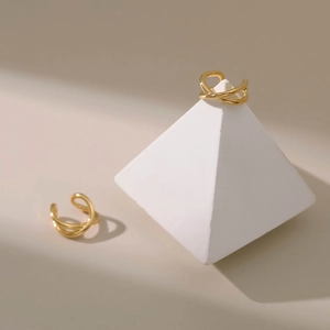 Bagues d'oreilles croisées plaquées or avec un design géométrique minimaliste à double couche