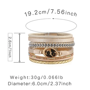 Detailoverzicht van Boheemse meerlaagse leren armband met magneetsluiting en maten