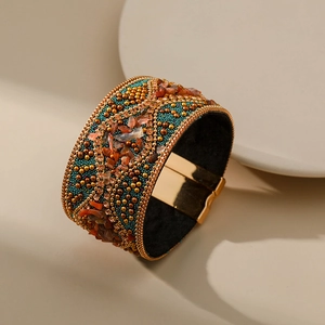 Detalle de brazalete ancho bohemio con cuentas y piedras naturales con cierre magnético