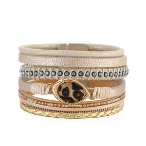 Detail van meerlagige leren armband met luipaardprint bedeltje en magnetische sluiting