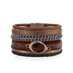 Detail van Boheemse meerlaagse leren armband met kristallen en magnetische sluiting