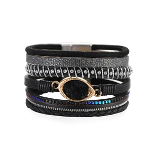 Detail van Boheemse meerlaagse armband met druppelhanger, nepbont en kristallen accenten