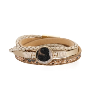 Vista ravvicinata del bracciale multistrato con pelo leopardato e texture serpente oro