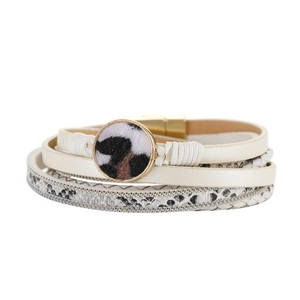 Dettaglio del bracciale multistrato in ecopelle con ciondolo leopardato e chiusura magnetica