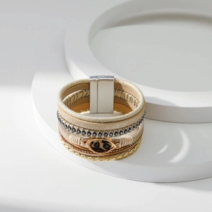 Detail van meerlaagse boho leren armband met luipaardprint bedel en kristallen