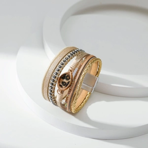 Detail van de bohemian meerlagige wikkelarmband met luipaardbedel en magneetsluiting