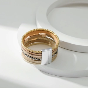 Meerlaagse boheemse leren armband met druppelhanger en magnetische sluiting ontwerp