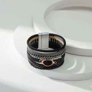 Boheems gelaagde lederen armband met gouden bedel en zilveren magnetische sluiting