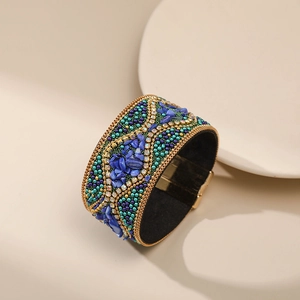 Vista detallada de la pulsera bohemia con cuentas, piedras azules y cierre magnético