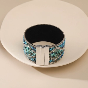 Primer plano de pulsera boho con cuentas turquesas y cierre magnético de metal