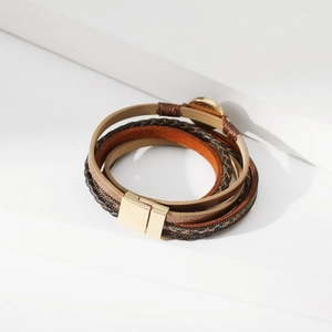 Dettaglio del bracciale multistrato con stampa animalier e chiusura magnetica dorata