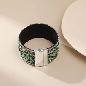 Detalle de brazalete bohemio de cuentas con piedras verdes y cierre magnético plata