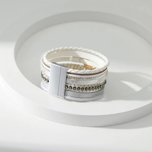 Detailopname van de bohemian meerlaagse lederen armband met een zilveren magneetsluiting