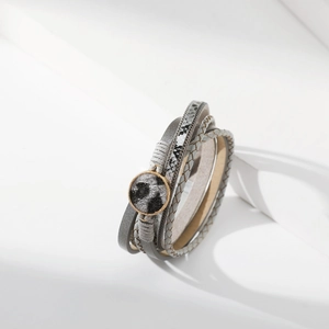 Bracciale multistrato con stampa serpente e ciondolo a leopardo su base bianca