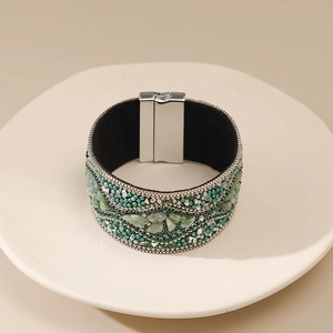 Brazalete ancho bohemio con piedras verdes y cierre magnético en bandeja de cerámica