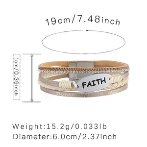 Detailansicht der Faith-Gravurplatte und des Magnetverschlusses am mehrlagigen Lederarmband