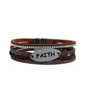 Detailansicht eines mehrlagigen Lederarmbands mit Faith-Anhänger und Magnetverschluss