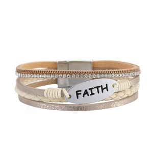Detailansicht eines mehrlagigen Lederarmbands mit Faith-Anhänger und Magnetverschluss