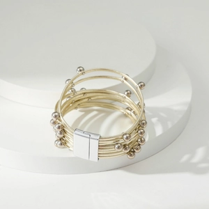 Boheems meerlaags leren armband met metalen kralen en magneetsluiting op witte standaard
