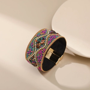 Detalle de pulsera boho de cuentas con piedras turquesas y cierre magnético dorado