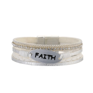 Makroaufnahme von weißem Lederarmband mit silberner FAITH-Plakette und glänzenden Strasssteinen