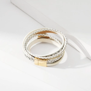 Dettaglio del bracciale multistrato stampa serpente con chiusura magnetica dorata e texture