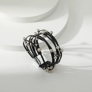 Boheems meerlagig zwart leren wikkelarmband met zilveren kralen en magnetische sluiting