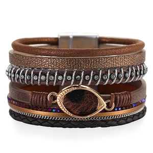 Meerlaagse leren armband met druppelvormige hanger en kristallen strass-inleg