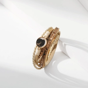 Dettaglio macro di un bracciale multistrato con pelle leopardata e chiusura magnetica