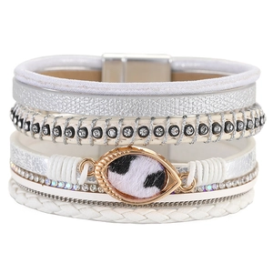 Meerlagige boho-armband met strass-bandjes en metalen bedeltje met luipaardprint