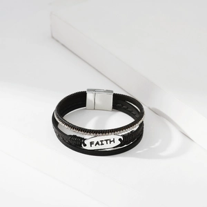 Mehrlagiges Lederarmband in Schwarz mit Faith-Plakette, Strasssteinen und Magnetverschluss