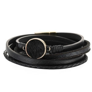 Bracciale multistrato in pelle con ciondolo rotondo animalier e chiusura magnetica