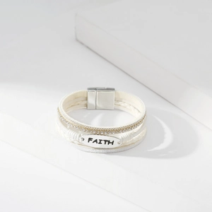 Weißes mehrlagiges Lederarmband mit FAITH-Anhänger und Magnetverschluss für Damen