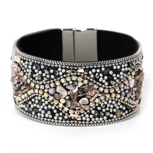 Pulsera bohemia multicapa con cuentas de piedra y cierre magnético de plata
