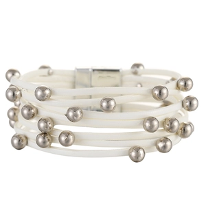 Boheems meerlagig wit lederen armbandje met zilveren klinknagels en metalen kralen