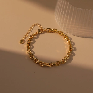 Dettaglio del bracciale a maglie intrecciate placcato oro 18K con chiusura a moschettone