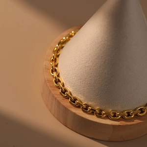 Dettaglio del bracciale a maglie intrecciate in oro 18 carati con finitura lucida a specchio