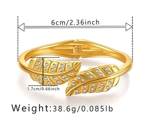 Dettaglio del bracciale a foglia dorata con cristalli, diametro 6cm e peso di 38,6g