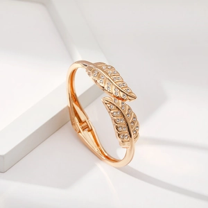 Bracciale a foglia d'oro minimalista francese con diamanti e apertura a molla